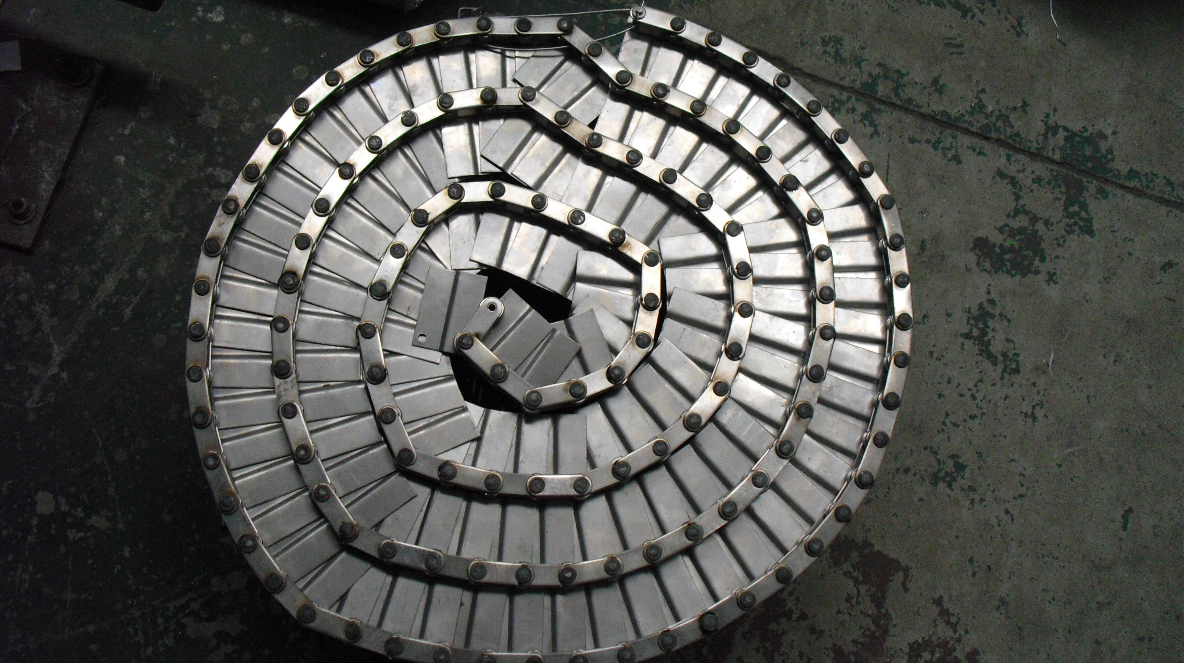 各種類型不銹鋼網(wǎng)帶的特點及應(yīng)用對比